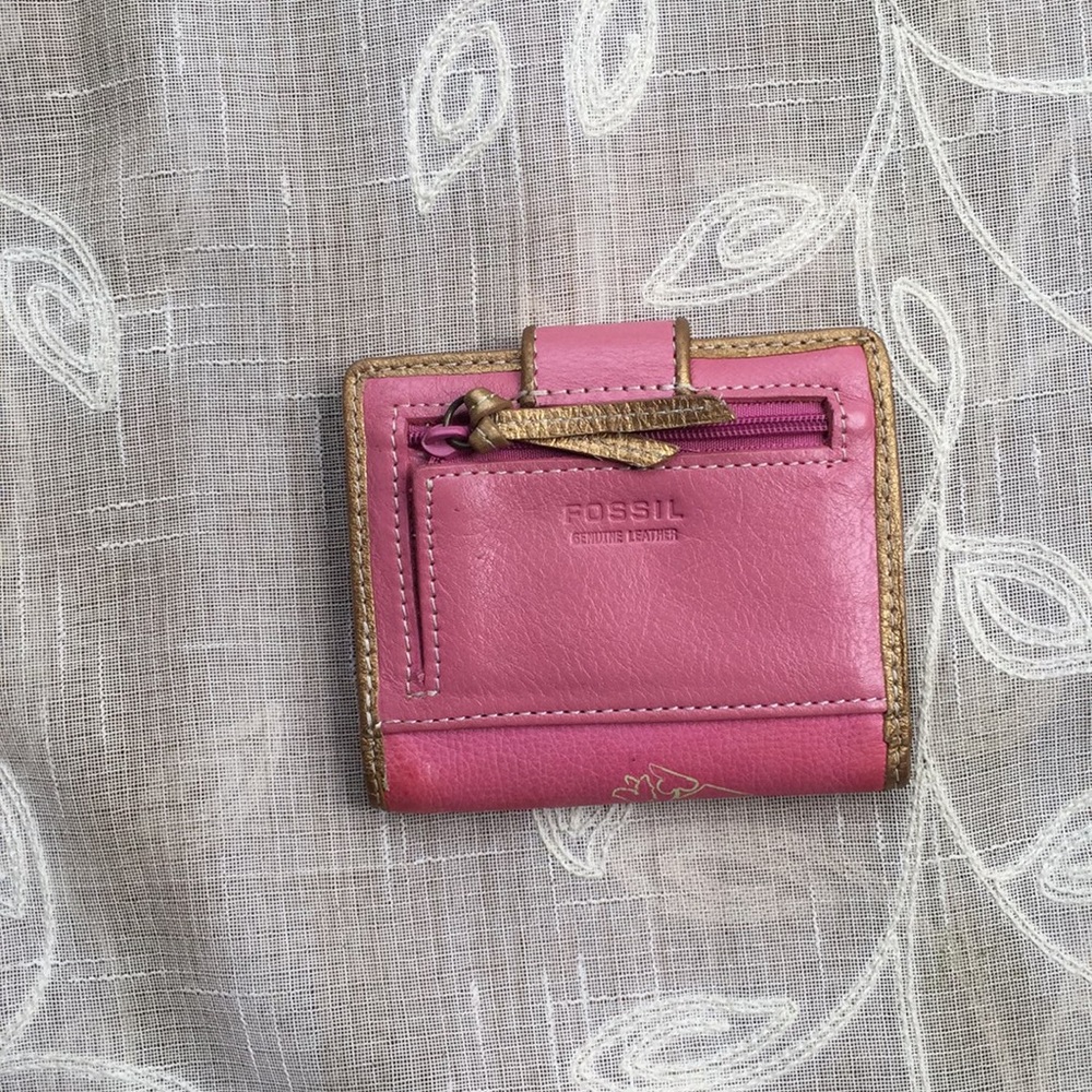 Fossil Leather Wallet – Pink Floral Embossed - Picture 2 of 6